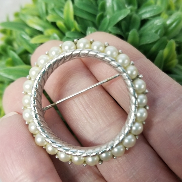 Vintage Crown Trifari Faux Pearl Brooch - Picture 5 of 7